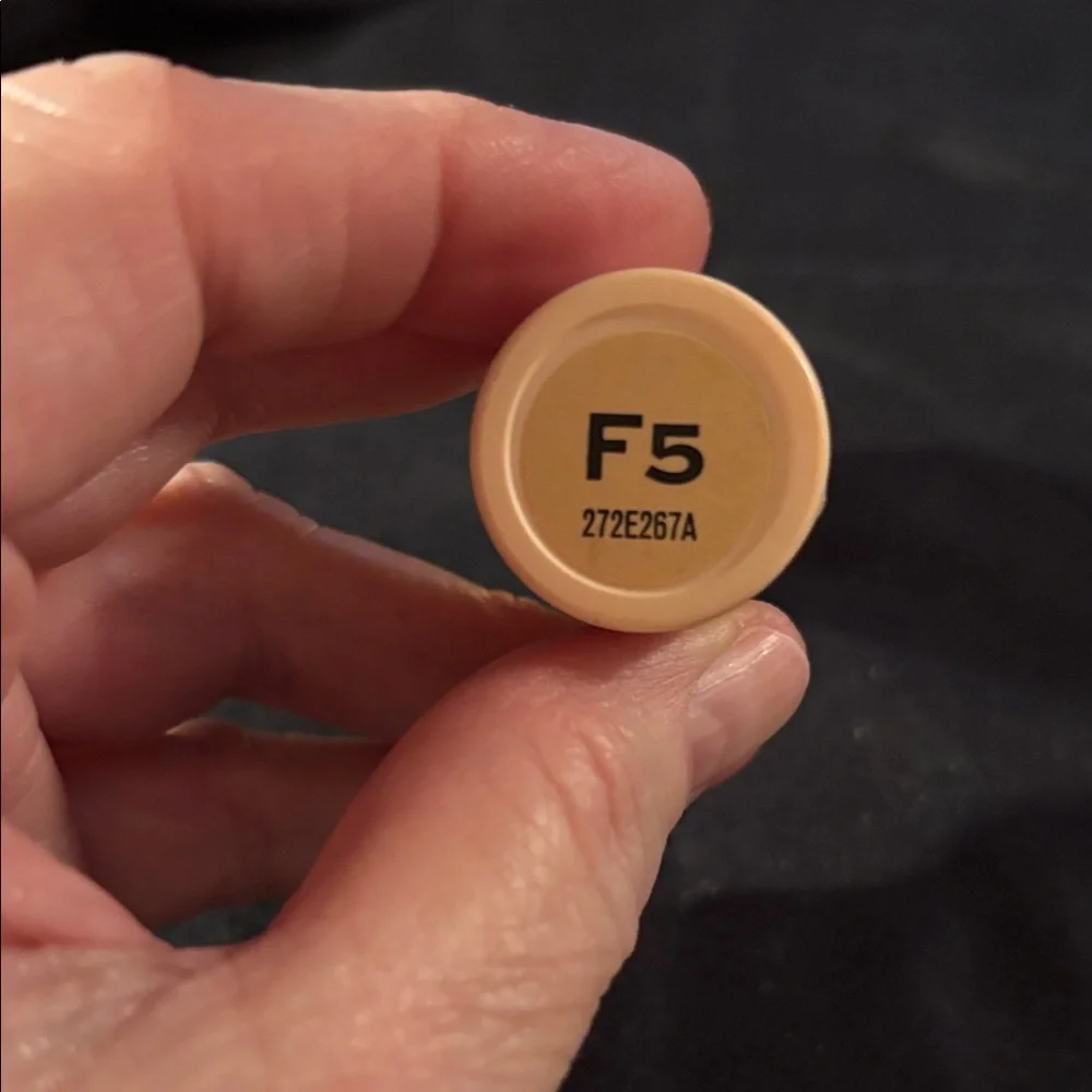 Revolution Concealer in Cream Beige